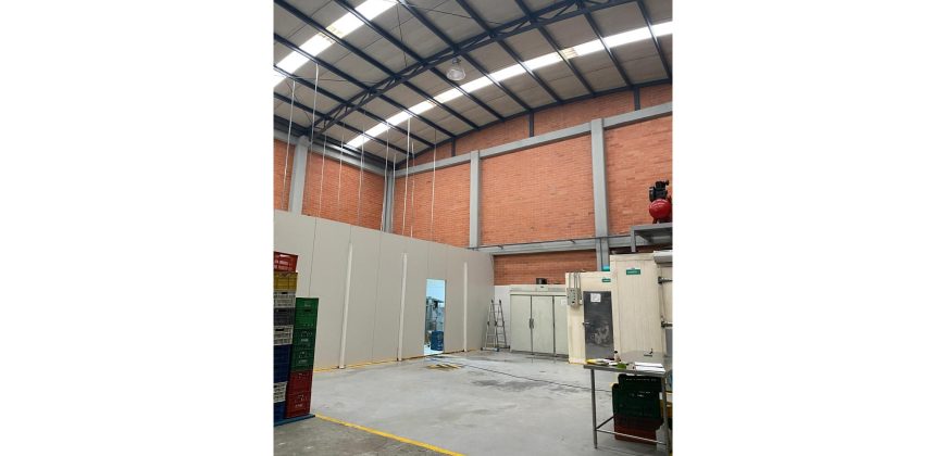 Bodega de 3 niveles 430m2 para comercio e industria en el sector de La paz Zipaquirá