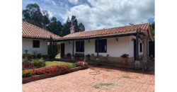 Casa quinta de 6400m2 con invernadero en Cogua Cundinamarca a 500m de la via Ubate Zipaquira