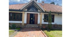 Casa quinta de 6400m2 con invernadero en Cogua Cundinamarca a 500m de la via Ubate Zipaquira