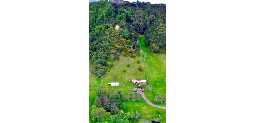 Casa quinta de 26600m2 en el Embalse del Neusa Cogua Cundinamarca con 2 Cabañas y Glamping